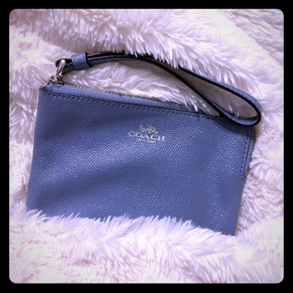 *•BLUE SPARKLY COACH WRISTLET •*